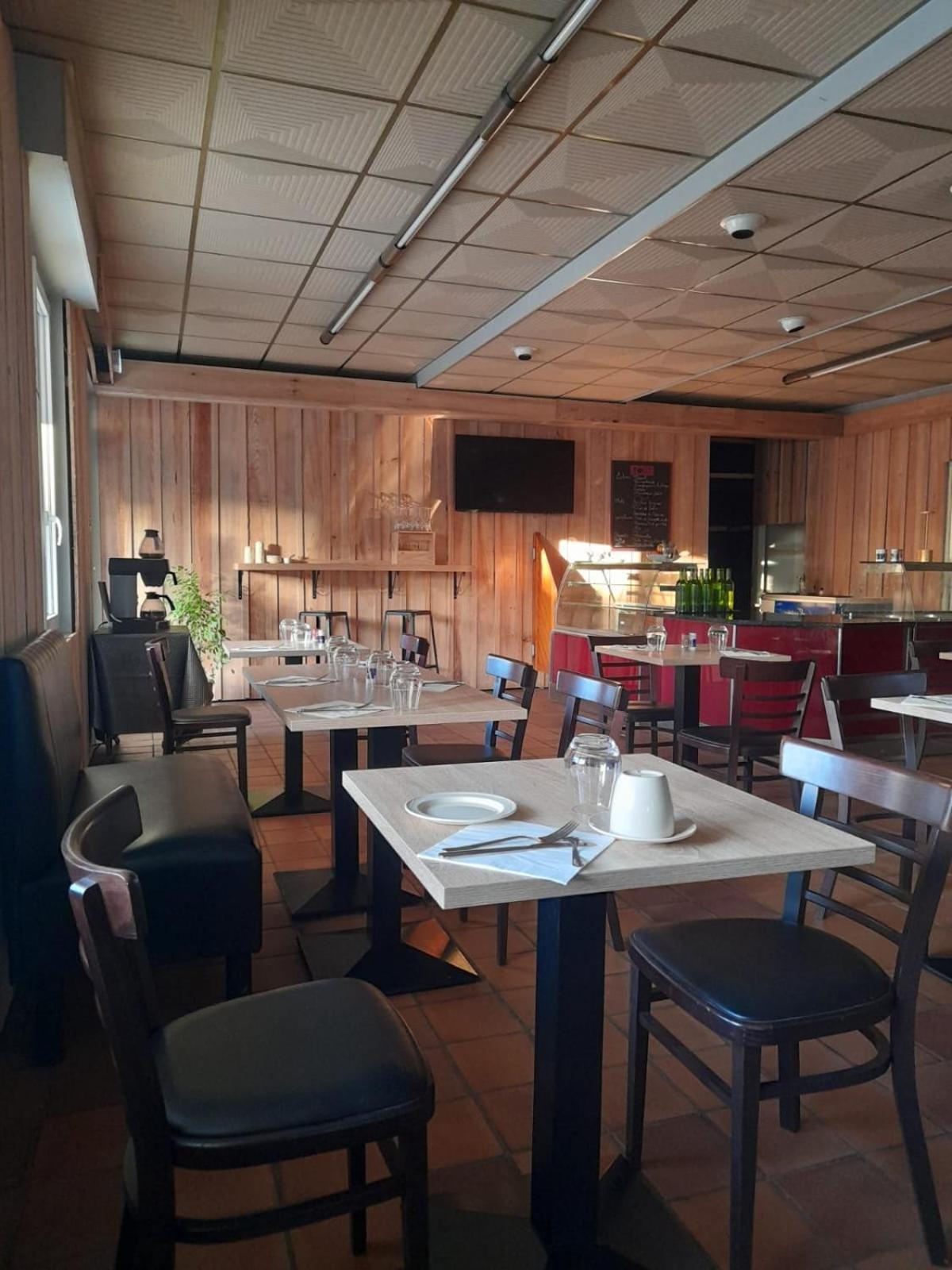 Hotel Platanes - Kb Hotel Group Etauliers Екстериор снимка