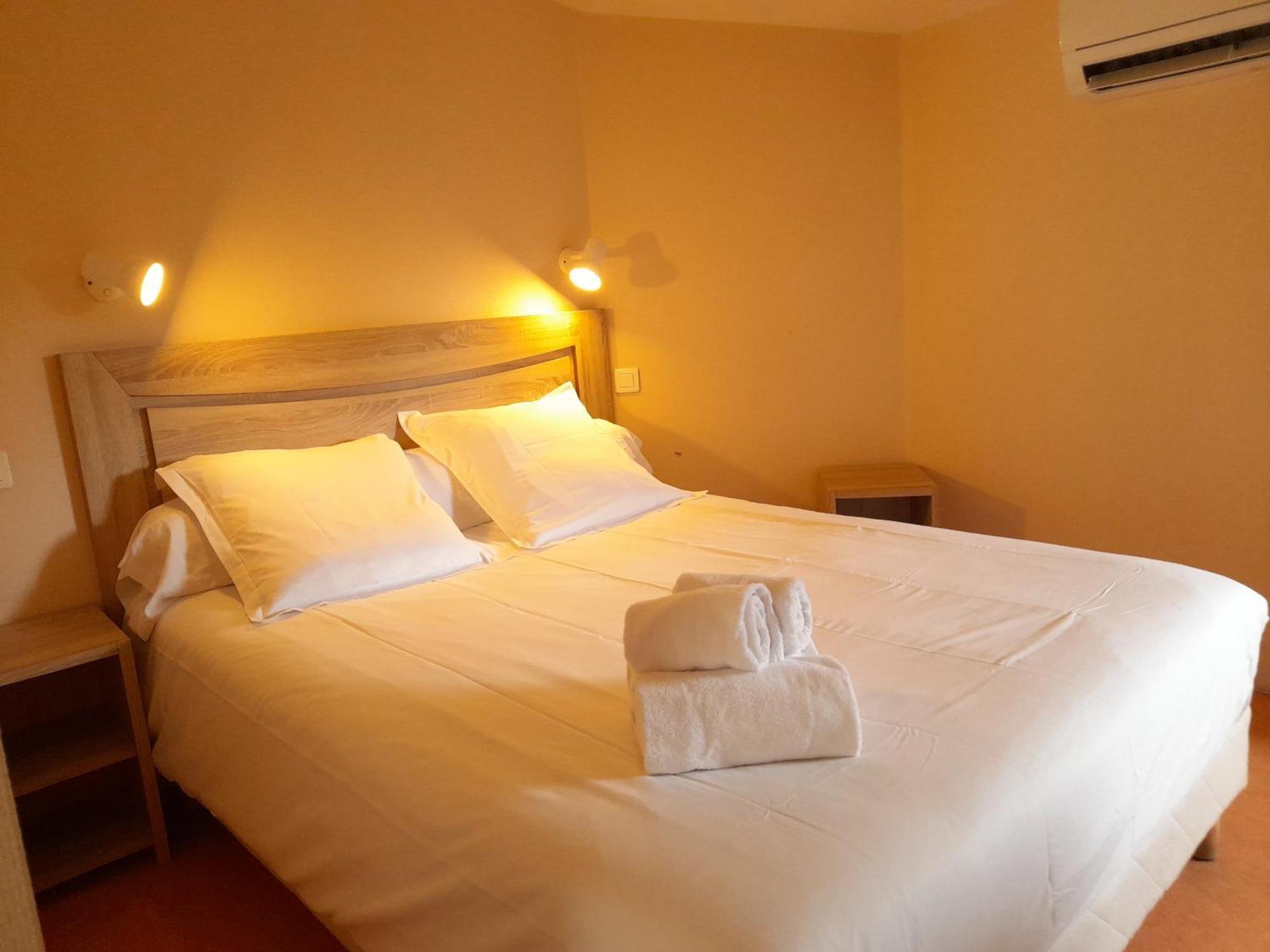Hotel Platanes - Kb Hotel Group Etauliers Екстериор снимка