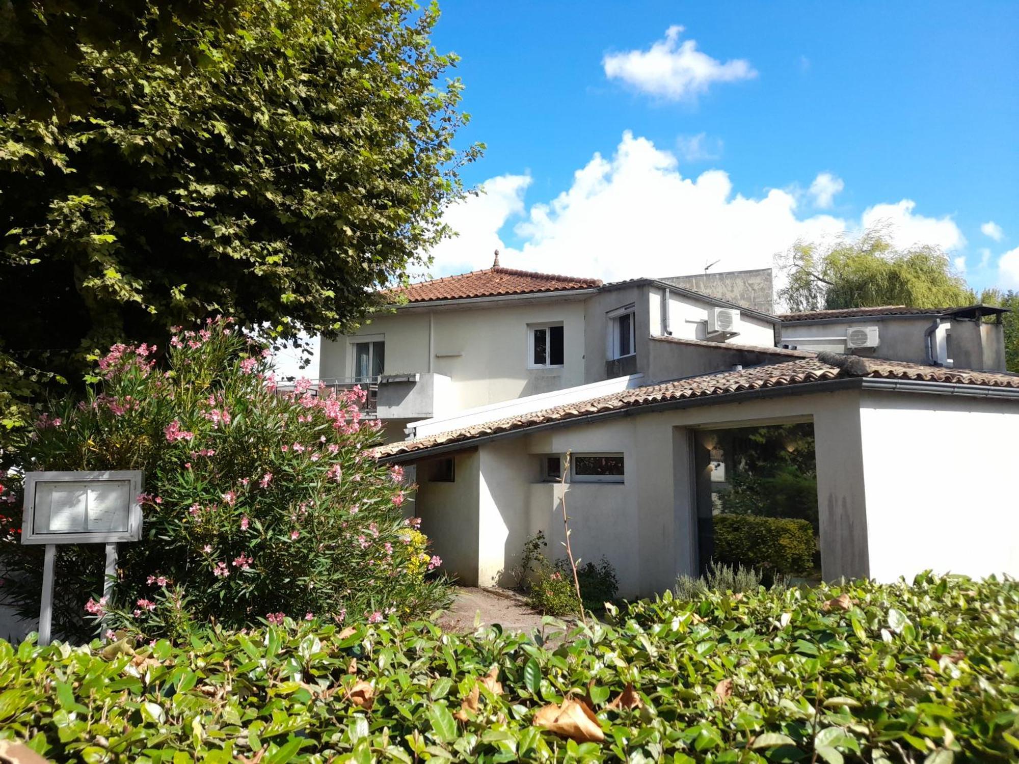 Hotel Platanes - Kb Hotel Group Etauliers Екстериор снимка