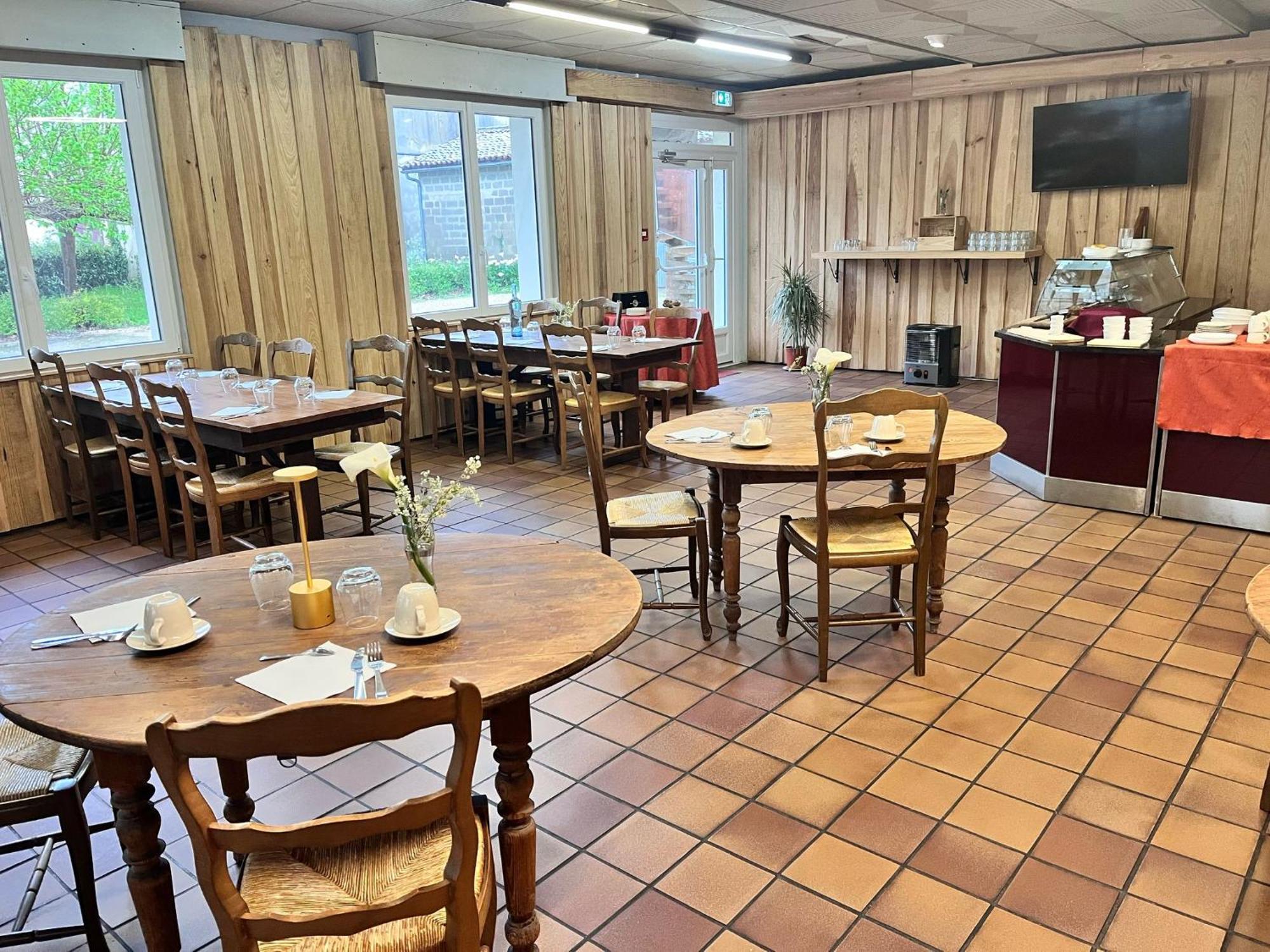 Hotel Platanes - Kb Hotel Group Etauliers Екстериор снимка