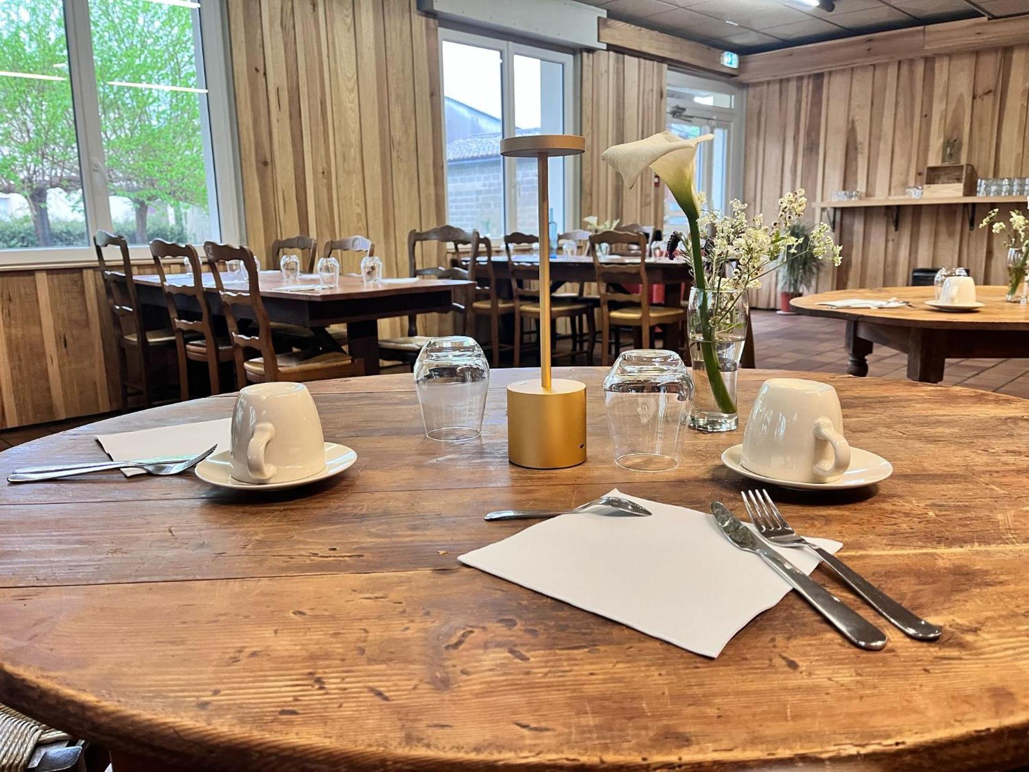 Hotel Platanes - Kb Hotel Group Etauliers Екстериор снимка